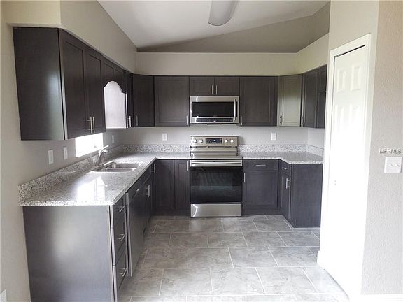4th image of 222 Ayrshire Pl