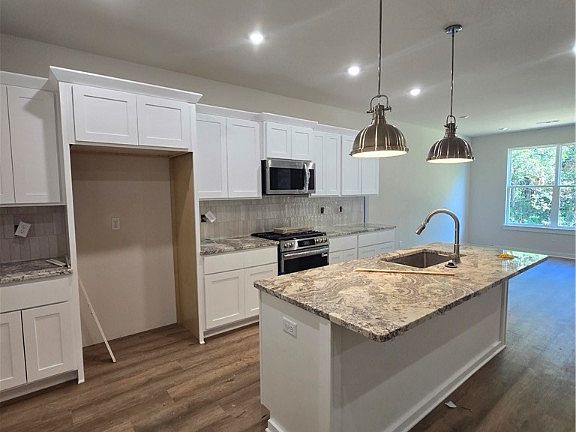 5th image of 401 Hondo St