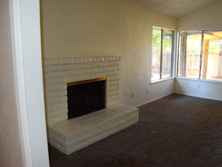 3105 Hidden Oaks Dr — Photo 4