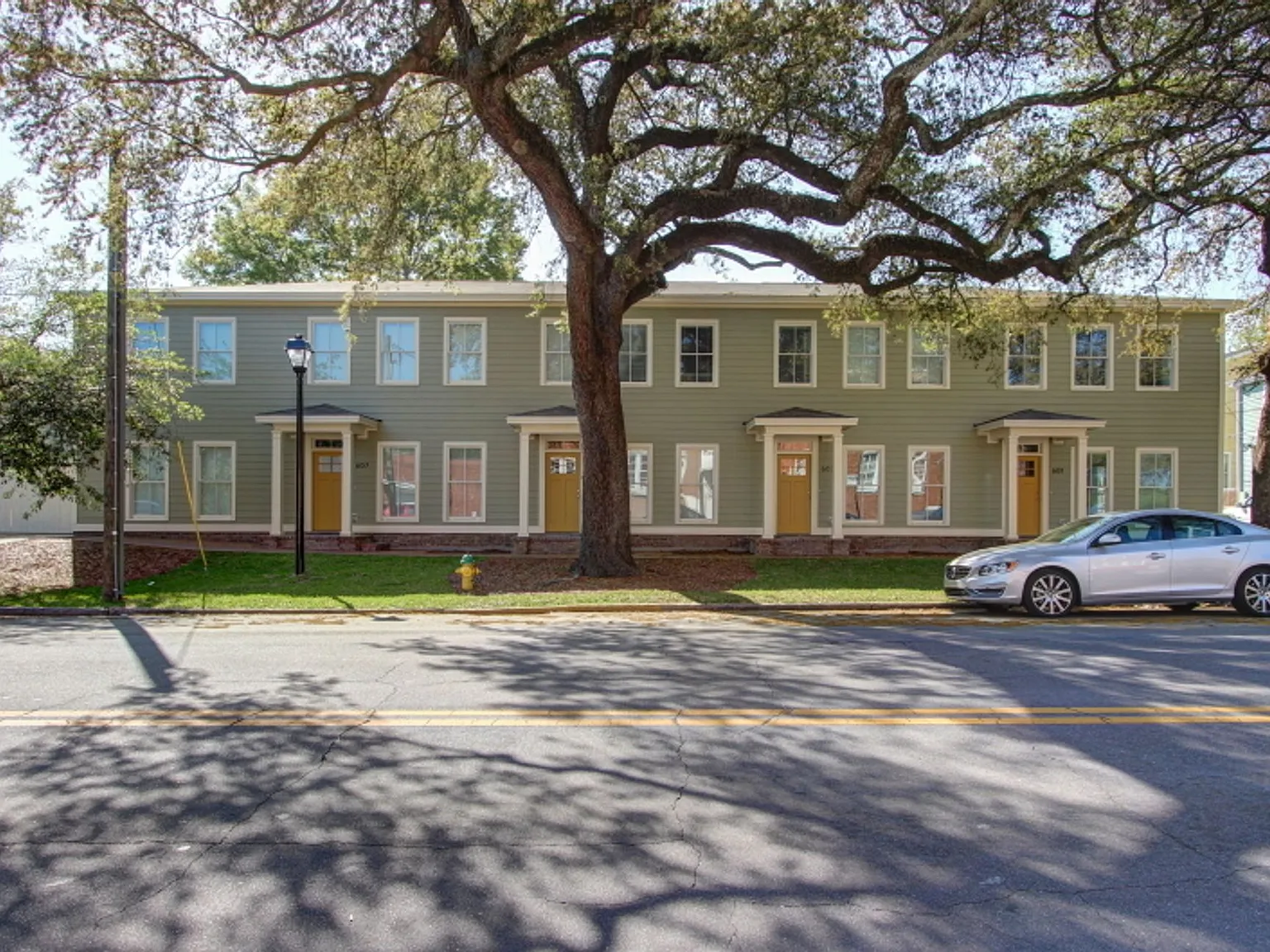 Bright 2BR Apartment in Historic Downtown with Gated Parking Discover modern living in Savannah's... — Photo 2