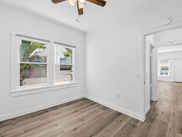 1045 E 4th Street — Photo 32