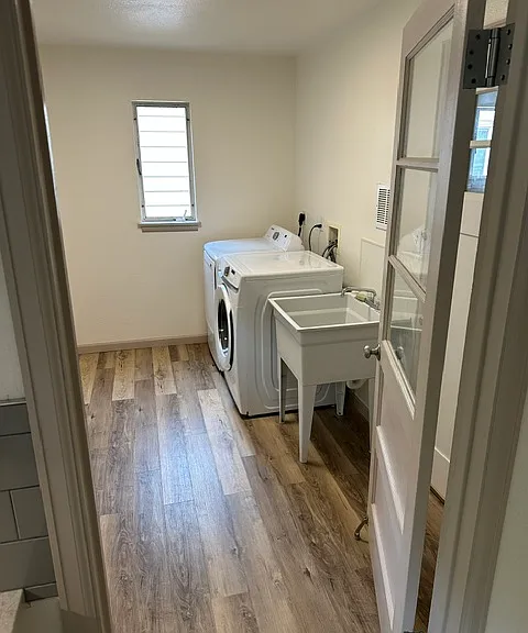 Laundry room with washer/dryer and mop sink (2026)