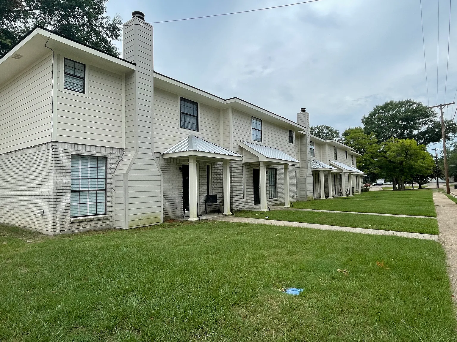 107 W Crockett St — Photo 1