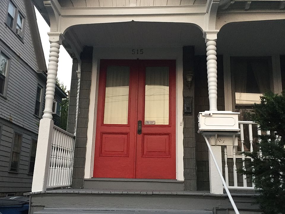 Entrance to 2/3 floor apt