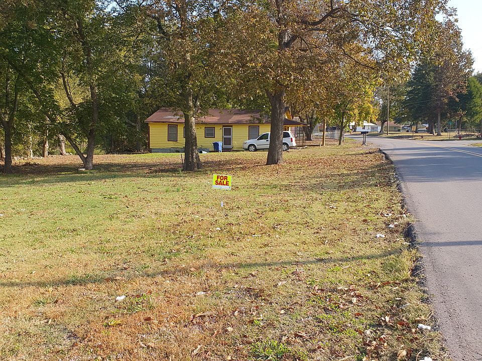 2nd image of 807 Elm St