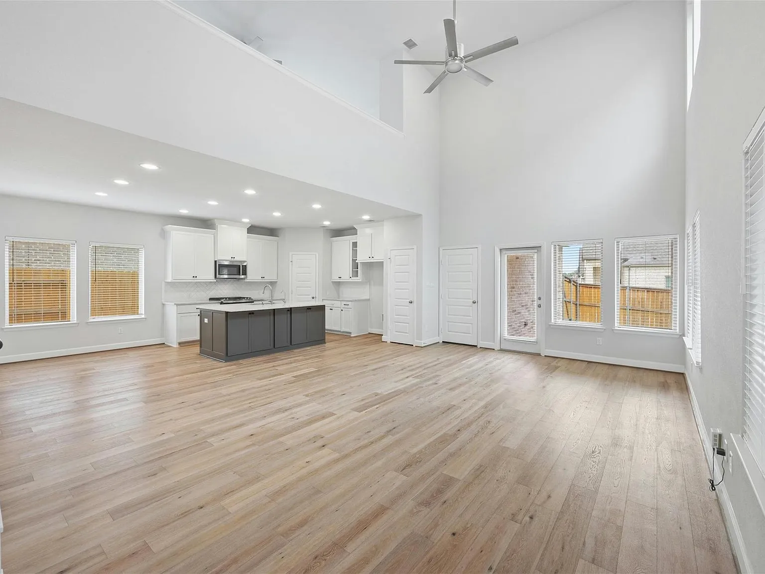 3 bed, 2.5 bath, 2321 sqft, $2,400 — Photo 4