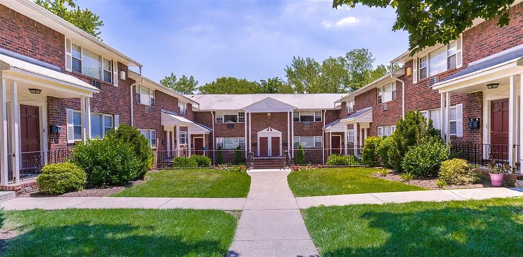 Willow Gardens — Photo 1