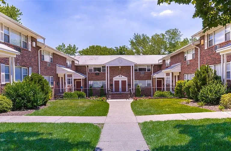 Willow Gardens — Photo 1