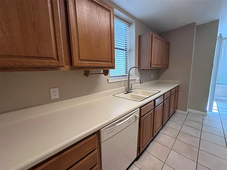 2409 Leon St #205 — Photo 7