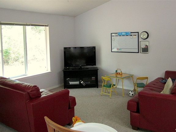 4th image of 74 Hilton Ave