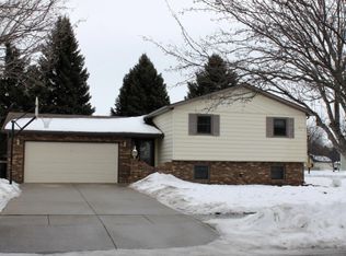 415 Plain Hills Dr, Grand Forks, ND 58201