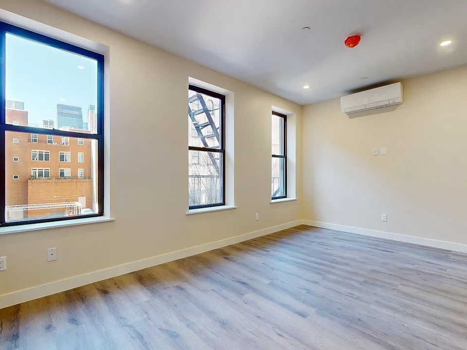 317 W 48th St #3F