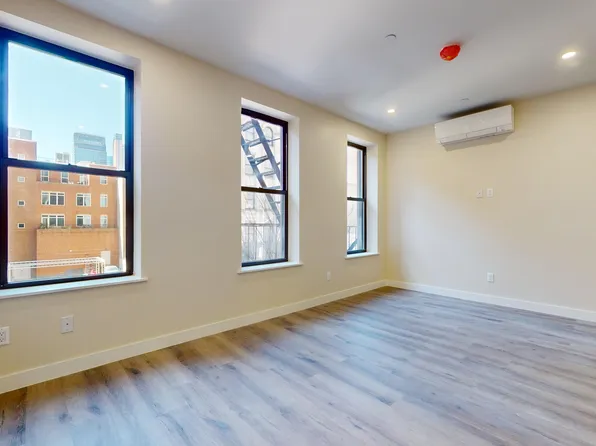 317 W 48th St #3F, New York, NY 10036