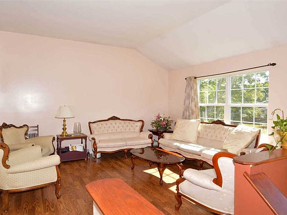 4th image of 19 Harrison Dr