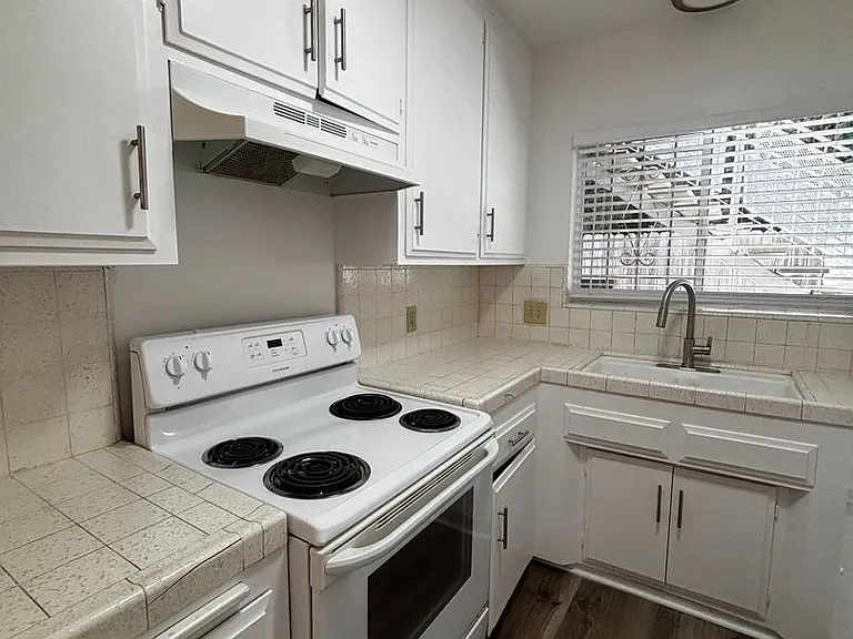 2264 Magnolia Ave — Photo 8
