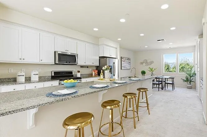4 bed, 3.5 bath, 1886 sqft, $4,350 — Photo 3