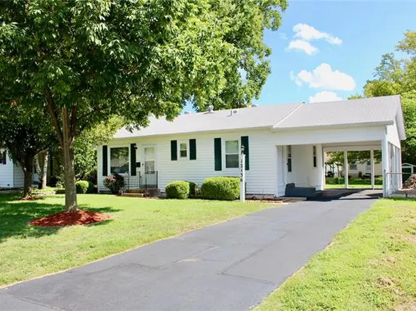 12136 Parkwood Pl, Maryland Heights, MO 63043