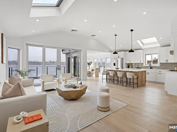 27 Shore Rd, Edgewater, NJ 07020