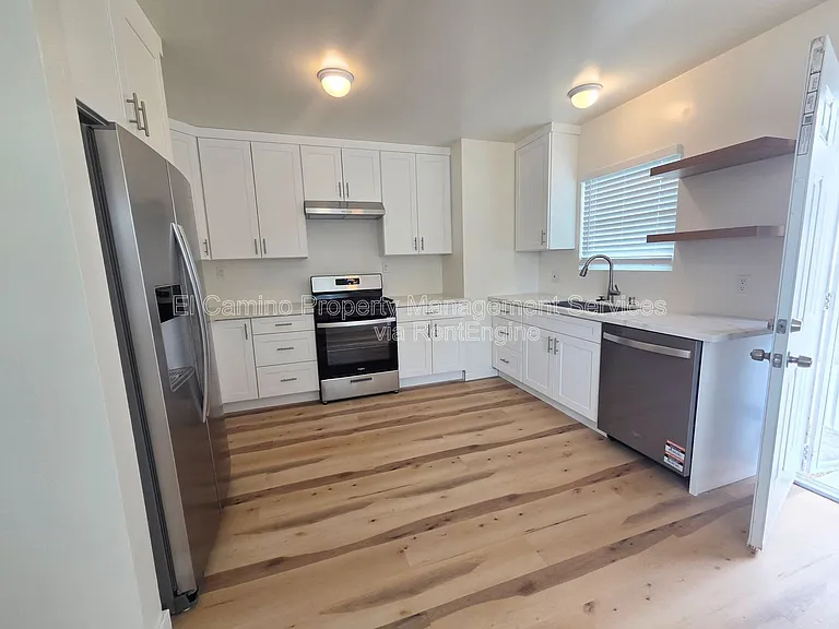 3164 Pine Ave — Photo 2