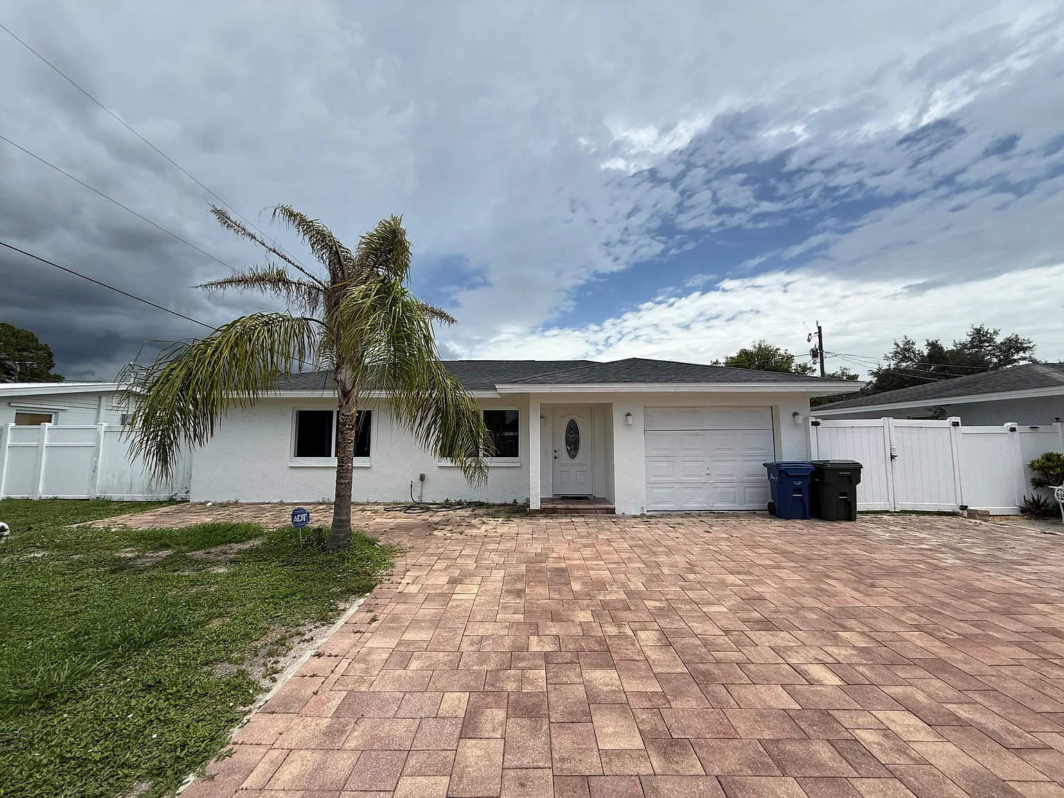 3 bed, 929 sqft, $1,800 — Photo 1