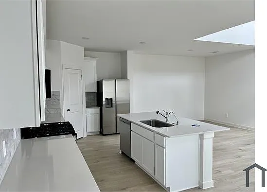 6 bed, 2661 sqft, $3,200 — Photo 4