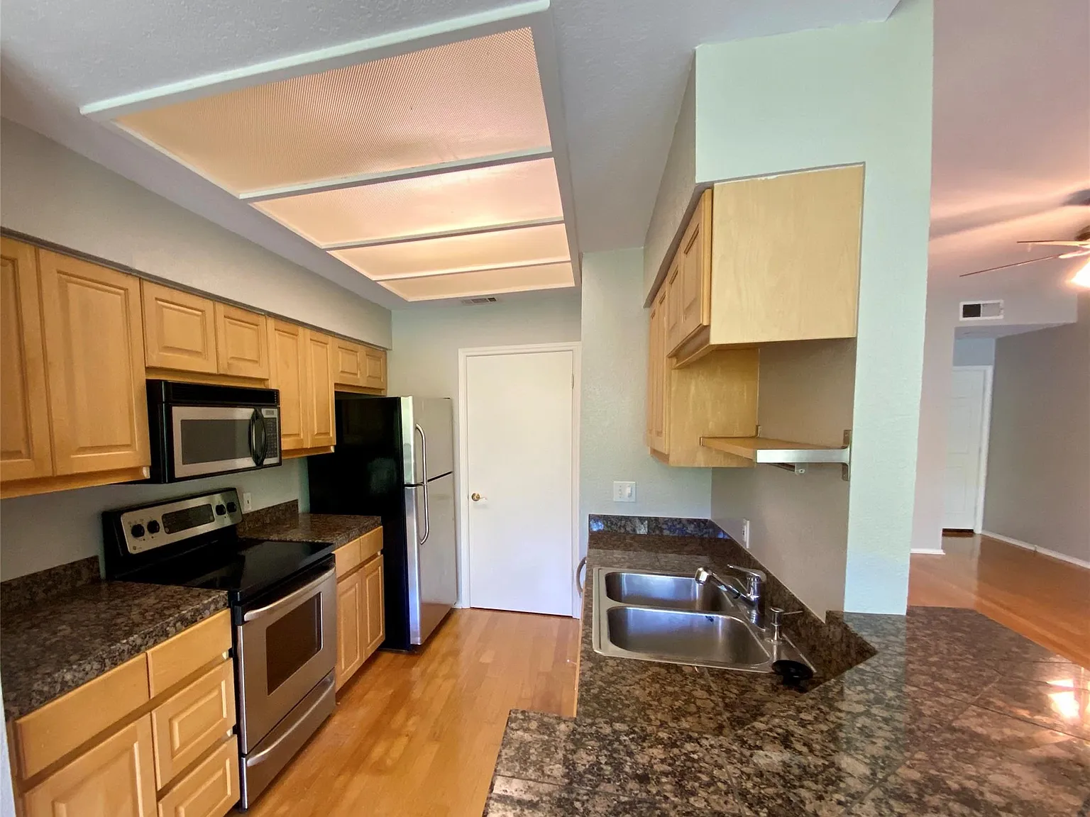 2 bed, 2.0 bath, 1403 sqft, $1,995 — Photo 4