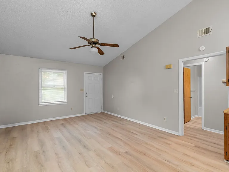 126 Windsor Ct — Photo 7