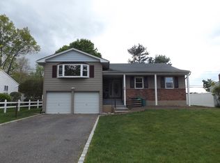 55 Columbine Ln, Kings Park, NY 11754