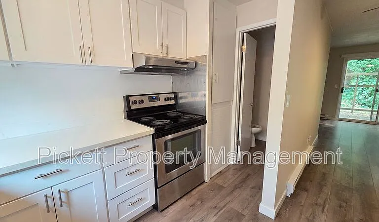 354 NW Edvard St #E — Photo 12