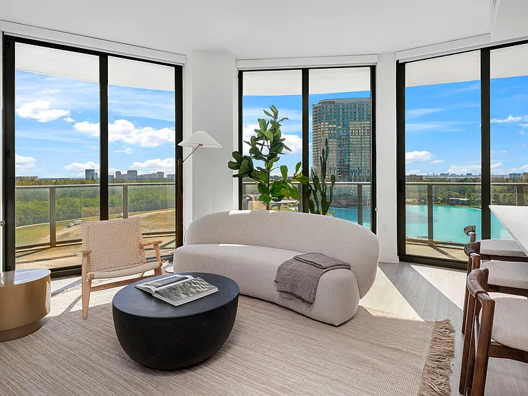 Spacious living room