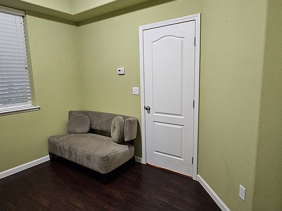 1st level Bedroom in Lime Color