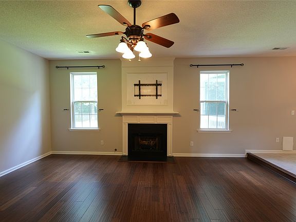 3rd image of 321 Edenberry Way