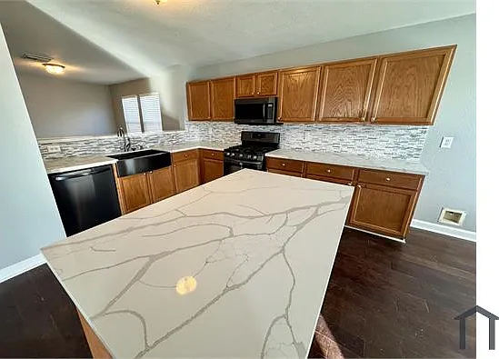 5 bed, 3258 sqft, $3,500 — Photo 4