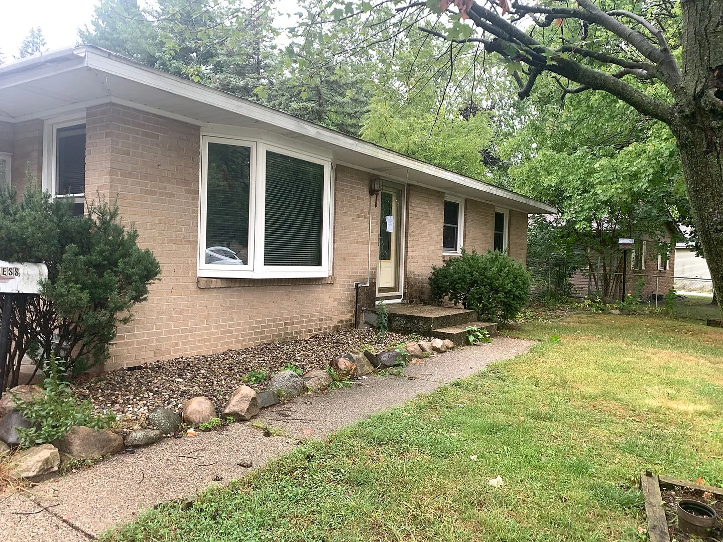 Kentwood schools! Three-bedroom brick ranch with beautiful fenced backyard. — Photo 2
