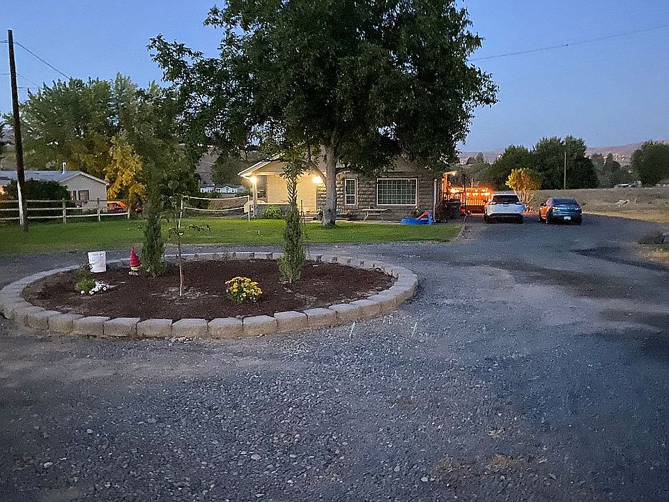 2nd image of 1761 Selah Loop Rd