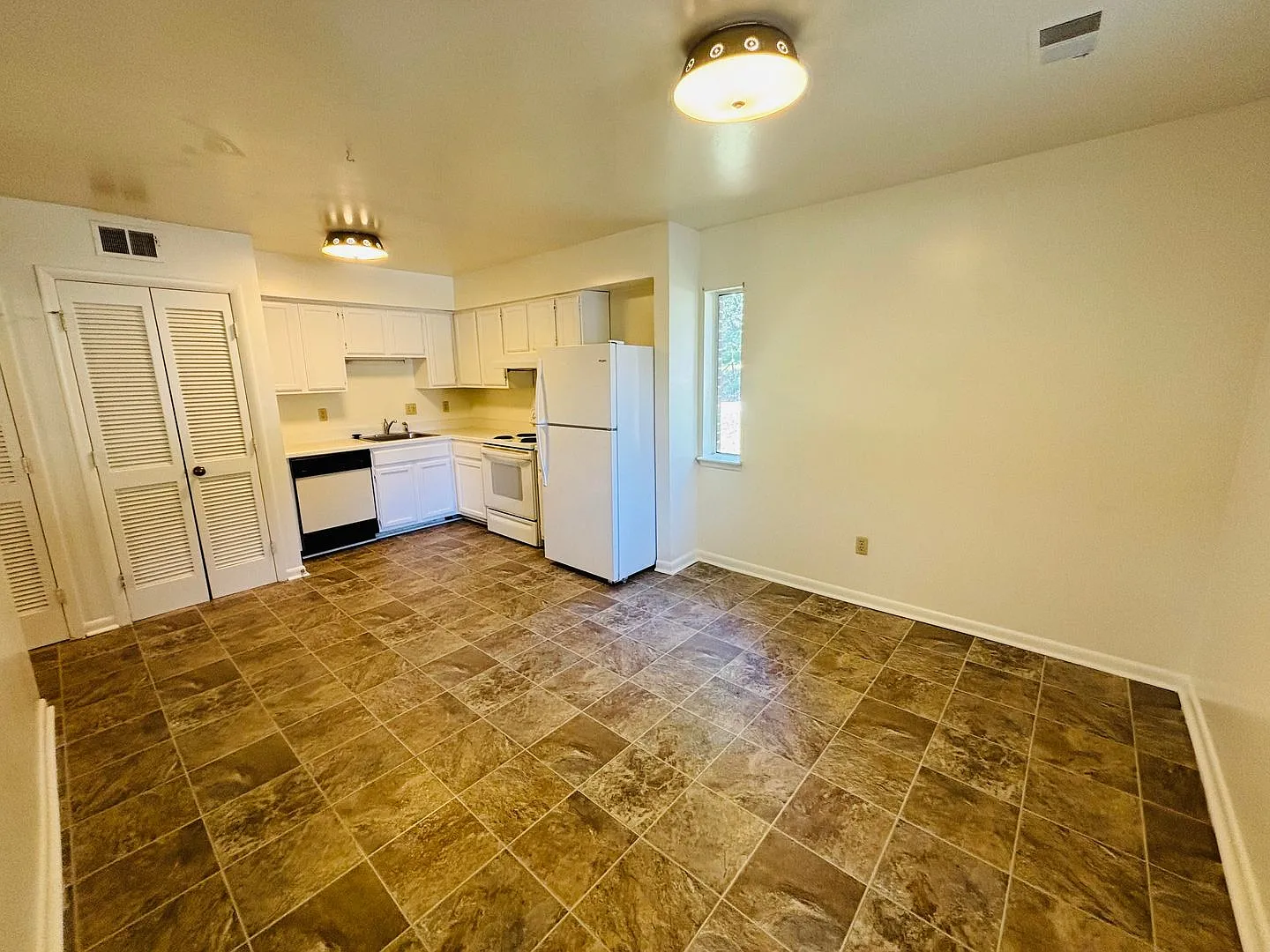 3 Bedroom 2 Bath Townhouse — Photo 3