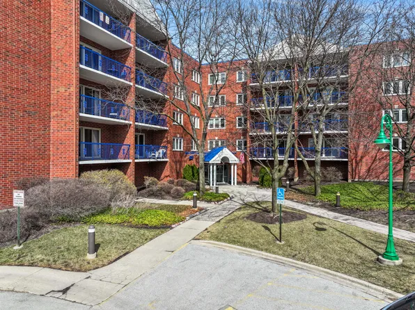 6755 N Milwaukee Ave APT 302, Niles, IL 60714