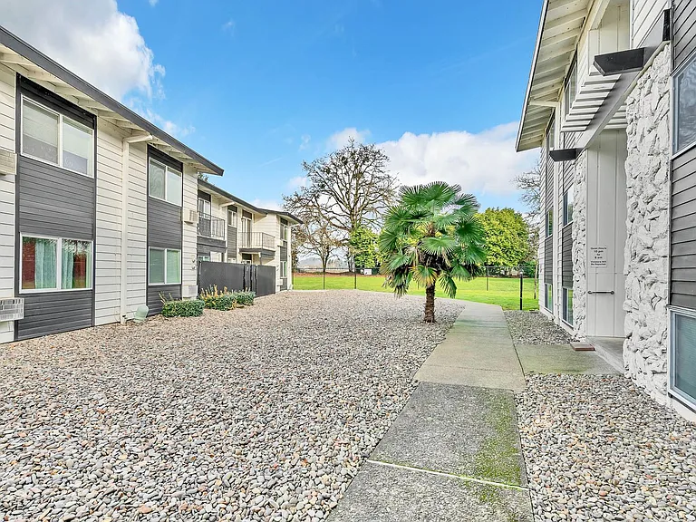 Cape Lee Apartments 2 & 3 Bedroom 1 Bathroom units — Photo 38