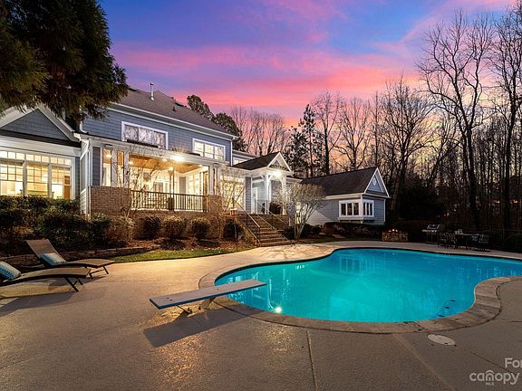 3rd image of 107 Breakwater Ct
