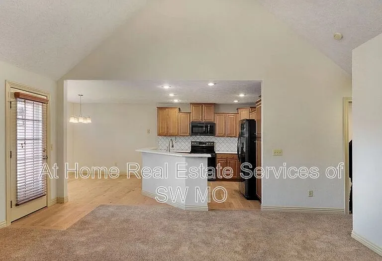 122 W Sandalwood Ln — Photo 3