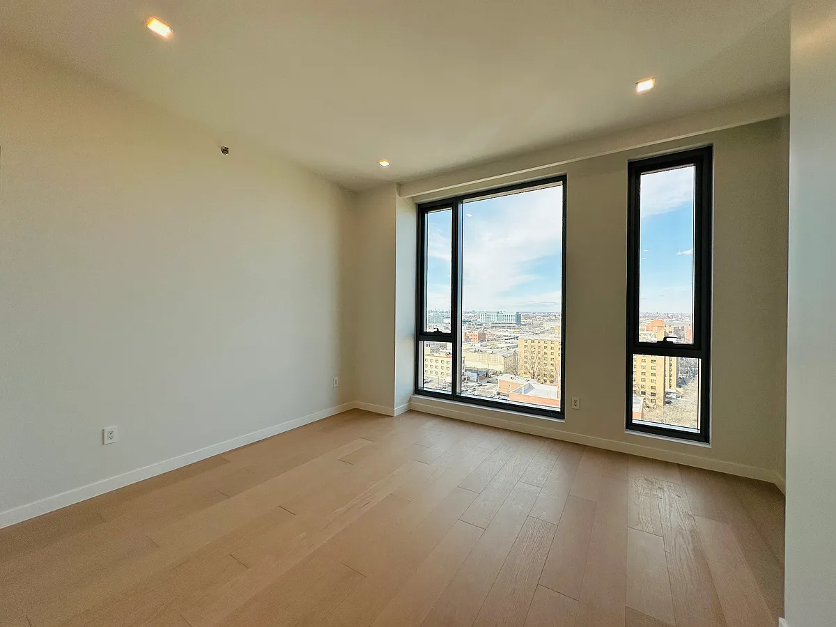 Building Photo - 35-32 Leavitt St #11I