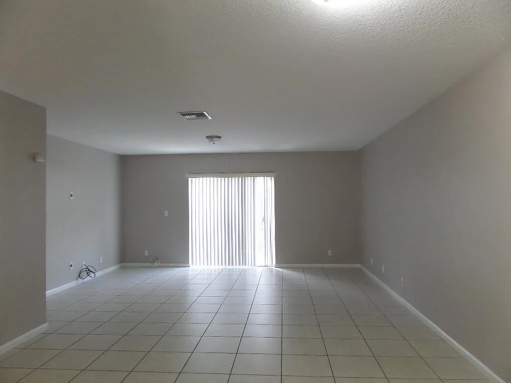 3 bed, 2.5 bath, 1383 sqft, $2,150 — Photo 4