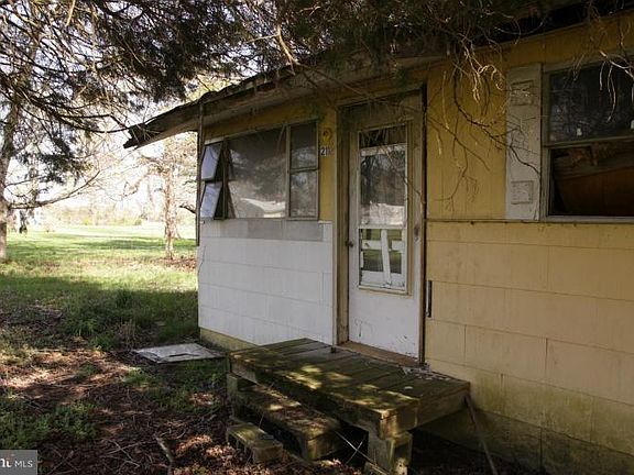 5th image of 211 Johnson Ln
