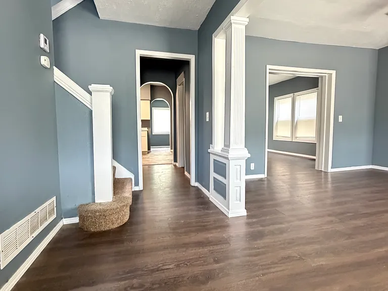 2114 Wayne Ave — Photo 2