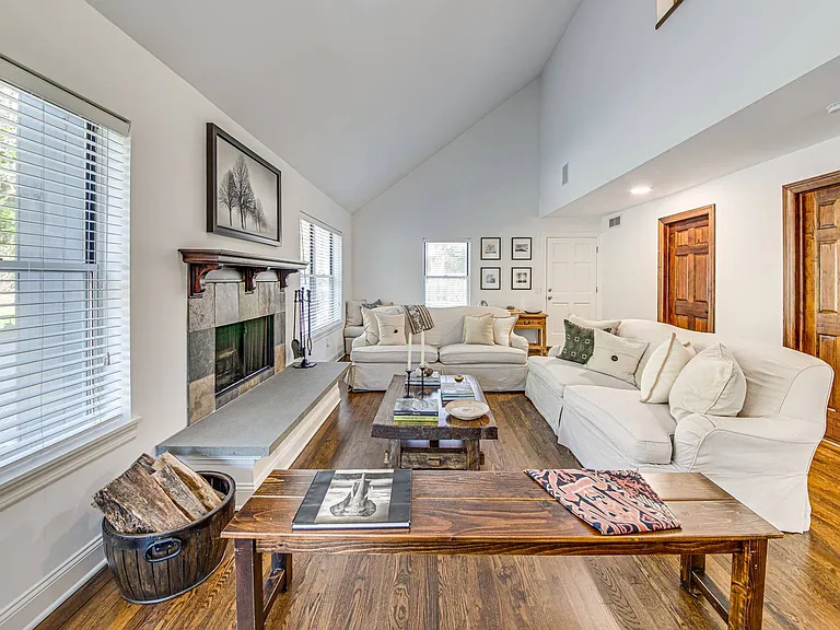 200 Woodbine Dr — Photo 8