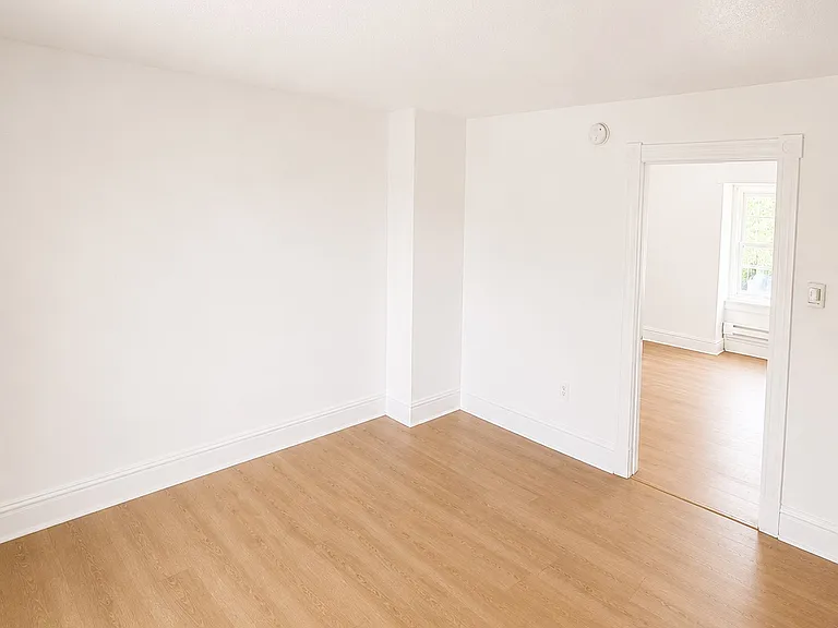 1033 1/2 W Court St — Photo 15