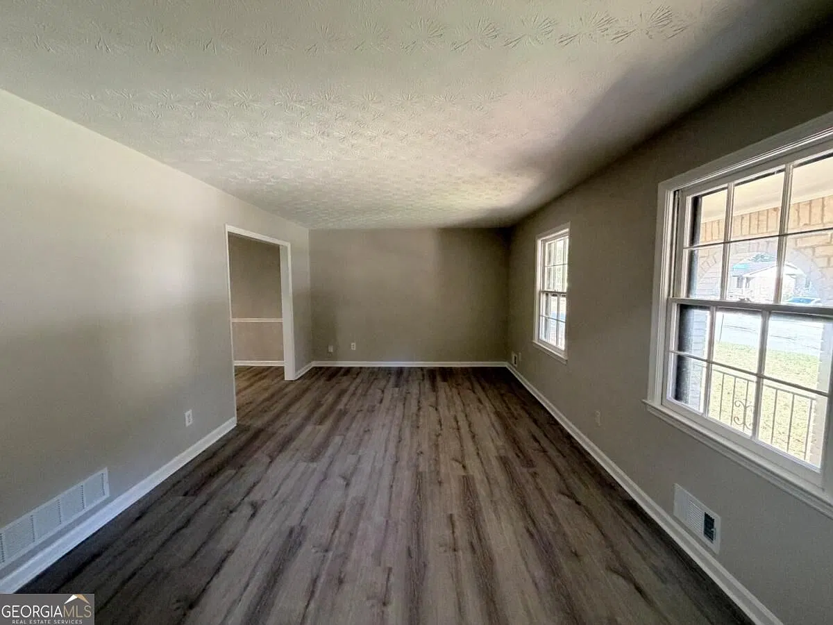 4 bed, 2.5 bath, 2100 sqft, $1,796 — Photo 4