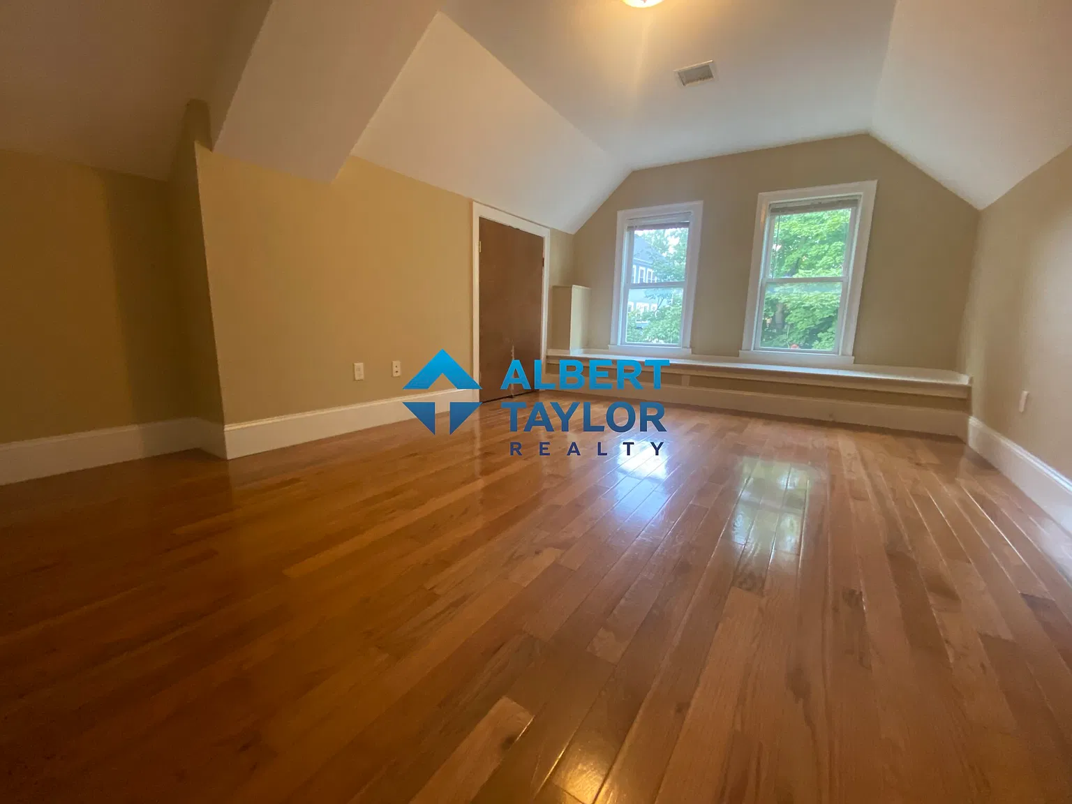 5 bed, 9999 sqft, $9,200 — Photo 3