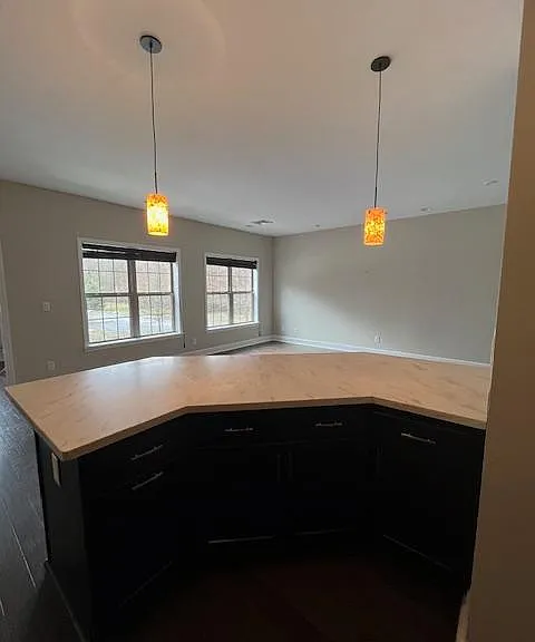Breakfast bar w/cabinets