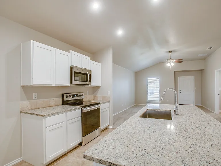 14204 Vernon Ave — Photo 11